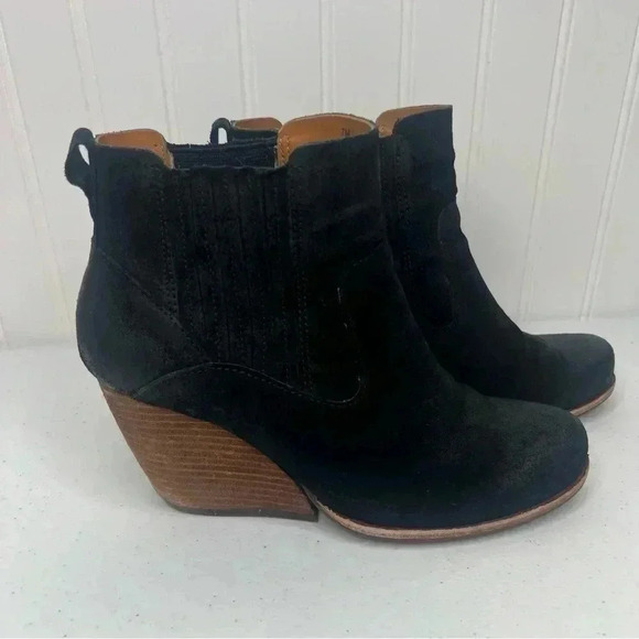 Kork-Ease Verdelet Black Burnished Suede Almond Toe Block Heel Ankle Sz 7 - Picture 2 of 13